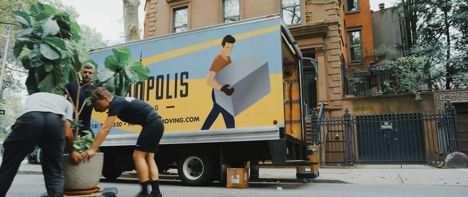 Personne debout à côté d'un camion fourgon en journée