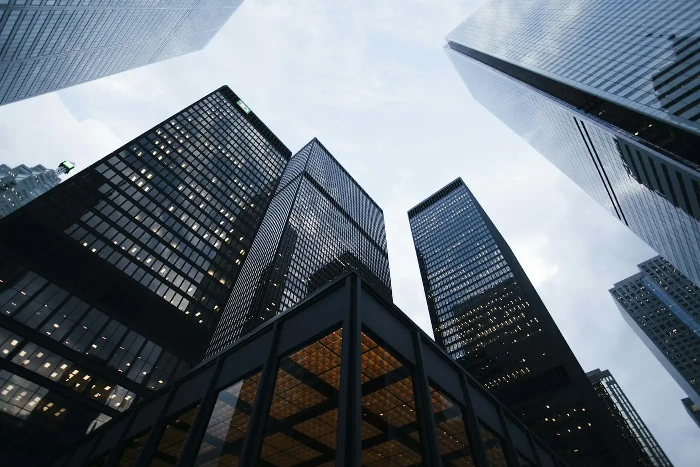 Immeubles de verre vus en contre-plongée