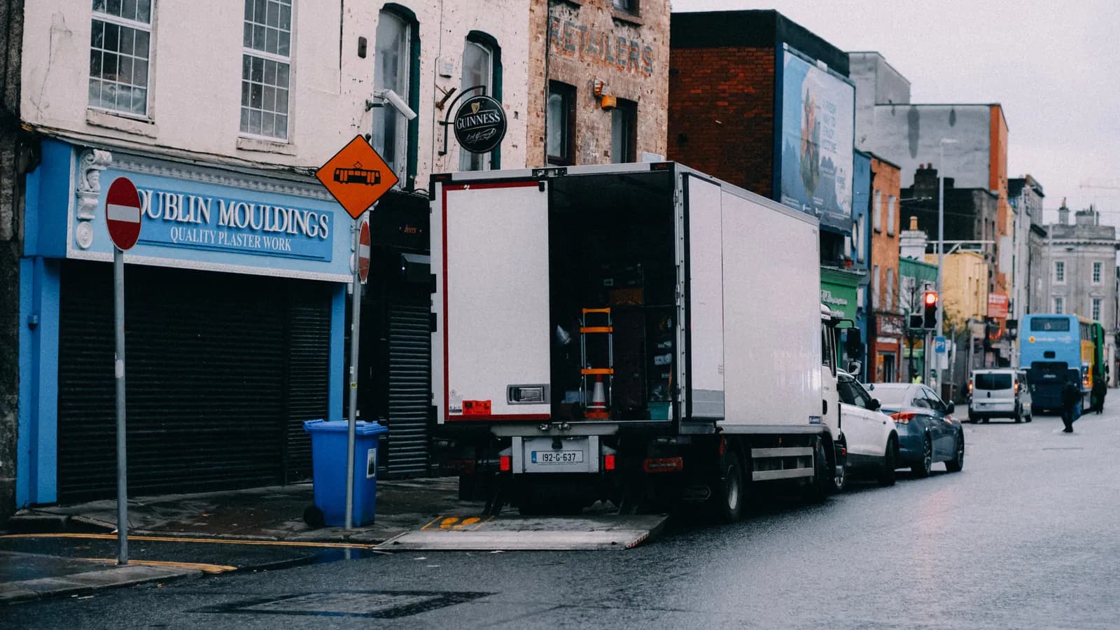 Camión de carga estacionado en una calle