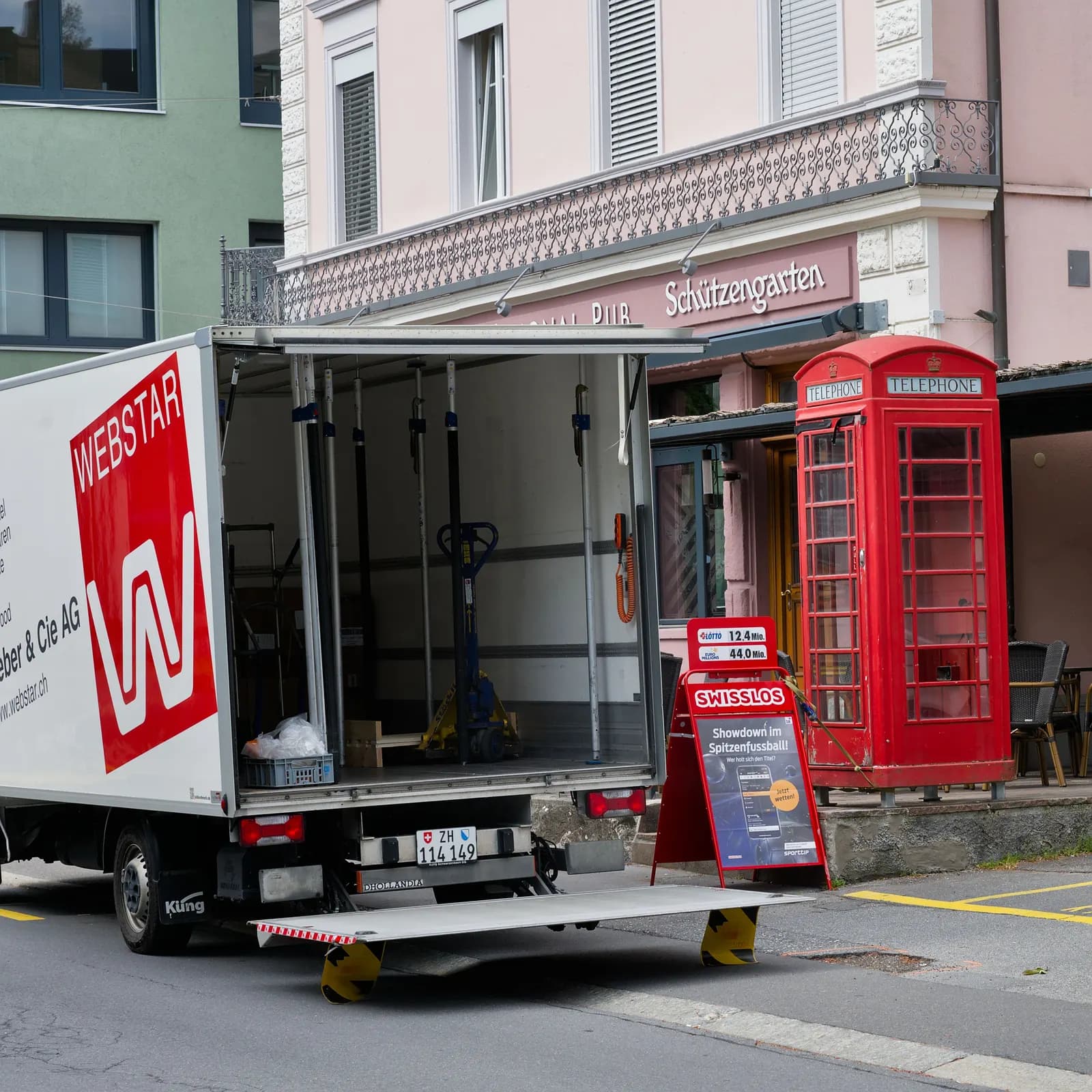 Caminhão de mudança estacionado em uma rua