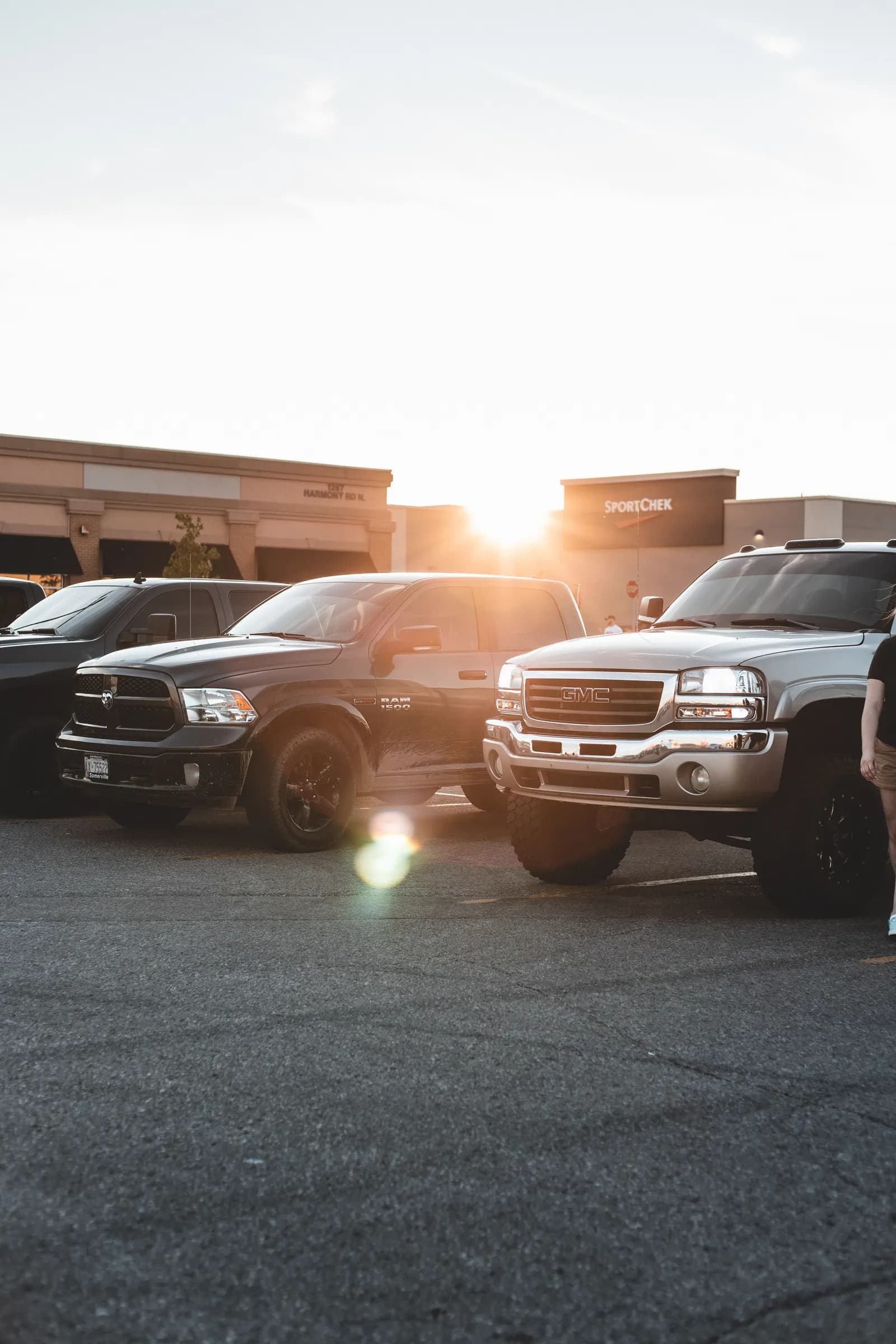 Camionetas pickup estacionadas en un lote