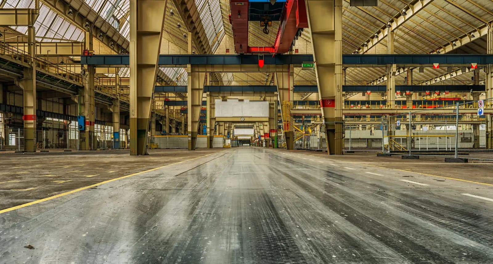 Interior industrial vacío con estructura metálica